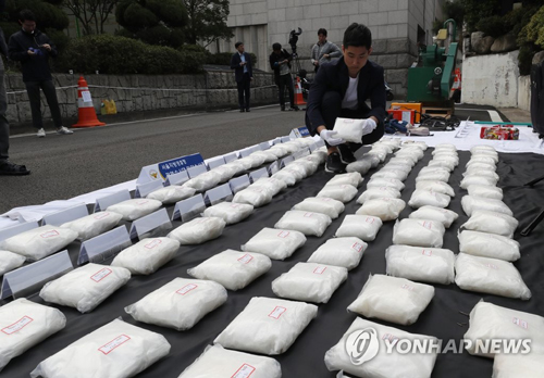 (서울=연합뉴스) 15일 오전 서울지방경찰청 주차장에 대량의 필로폰 등 압수품이 놓여 있다. 대만 조폭, 일본 야쿠자, 한국 마약상 등 3개국이 연루된 필로폰을 국내에 유통한 조직이 한국 경찰에 붙잡혔다. 이들이 한국에 들여온 필로폰은 112㎏으로 그간 검찰과 경찰 등 수사기관과 관세 당국이 적발한 마약 중 최대 규모라고 경찰은 설명했다.