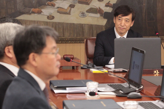 18일 오전 서울 중구 세종대로 한국은행 본점에서 이주열 한은 총재가 금융통화위원회를 주재하고 있다.