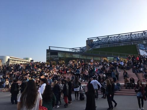 (파리=연합뉴스) BTS의 19일 저녁 공연 직전 파리 아코르호텔스 아레나 앞