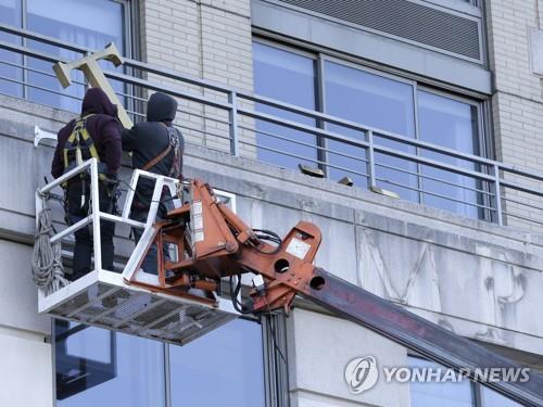 ‘TRUMP PLACE’ 글자판을 제거중인 맨해튼의 아파트 [AP=연합뉴스]