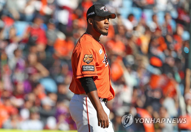 (대전=연합뉴스) 20일 오후 대전시 중구 한화생명 이글스 파크에서 열린 2018 프로야구 준플레이오프 넥센 히어로즈 대 한화 이글스의 2차전. 2회초 한화 선발 샘슨이 5연속 삼진을 기록한 뒤 관중석을 바라보고 있다.