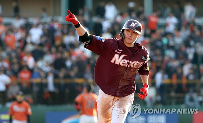 (대전=연합뉴스)  20일 대전 한화생명이글스파크에서 열린 프로야구 포스트시즌 준플레이오프 2차전 한화와 넥센의 경기. 넥센 임병욱이 5회초 1사 1,2루에서 연타석 스리런을 치고 베이스를 돌고 있다.