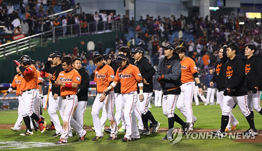 (대전=연합뉴스) 20일 오후 대전시 중구 한화생명이글스파크에서 열린 2018 프로야구 준플레이오프 넥센 히어로즈 대 한화 이글스의 2차전에서 5대7로 패하며 2패를 기록한 한화이글스 선수들이 팬들에게 인사를 한 뒤 경기장을 나서고 있다.