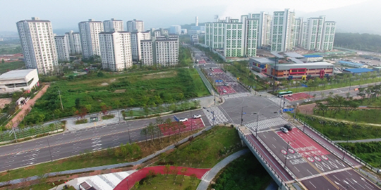 한국토지주택공사(LH)가 10월 말∼11월 중 경기 양주시 옥정지구에서 실수요자 대상의 점포 겸용 단독주택용지를 대거 공급할 예정이어서 수요자들의 주목을 받고 있다. 사진은 옥정지구 아파트 단지와 주거시설 부지.   한국토지주택공사 제공
