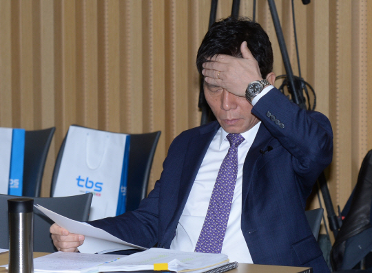 22일 오전 서울 중구 서울시청 대회의실에서 열린 국토교통위원회 서울시 국정감사에서 친인척 특혜 채용 등으로 ‘고용세습’ 논란에 서 있는 김태호 서울교통공사 사장이 국감이 시작되기 전 자료를 검토하면서 무거운 표정으로 머리를 만지고 있다.