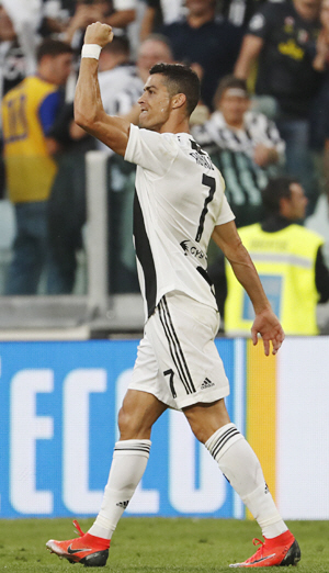 유벤투스의 크리스티아누 호날두가 21일(한국시간) 이탈리아 토리노의 알리안츠 스타디움에서 열린 이탈리아 세리에A 제노아와의 홈경기에서 전반 18분 선제골을 넣은 뒤 주먹을 불끈 쥐고 있다.  AP 연합뉴스