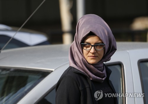 주이스탄불 사우디 총영사관 밖에서 카슈끄지를 기다리는 약혼녀. [AP=연합뉴스]