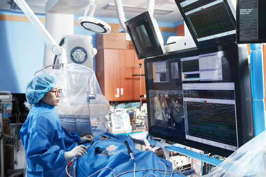 부정맥 증상이 있다면 정확한 진단을 통해 전문의와 함께 치료방법을 결정하는 게 중요하다. 진은선 강동경희대병원 심장혈관내과 교수가 부정맥 시술을 진행하고 있다.  강동경희대병원 제공