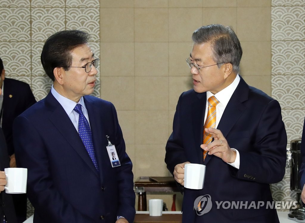 문재인 대통령이 23일 오전 청와대에서 열린 국무회의에 앞서 열린 차담회에서 박원순 서울시장과 대화하고 있다. 연합뉴스