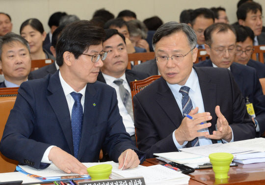 24일 오전 국회 환경노동위원회에서 열린 근로복지공단 등에 대한 국정감사에서 심경우(앞줄 오른쪽) 근로복지공단 이사장이 박두용(〃 왼쪽) 한국산업안전보건공단 이사장과 이야기를 하고 있다. 김호웅 기자 diverkim@