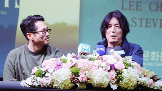영화 ‘버닝’의 연출자인 이창동(오른쪽) 감독과 주연배우 스티븐 연이 23일(현지시간) 미국 로스앤젤레스 한국문화원에서 열린 기자간담회에서 아카데미 진출 전망 등에 대해 이야기하고 있다.   연합뉴스