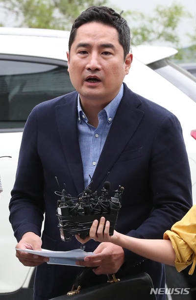 【성남=뉴시스】이재명 경기도지사의 ‘여배우 스캔들’ 의혹을 제기한 배우 김부선 씨의 법률대리인 강용석 변호사가 지난달 14일 오후 경기 성남 분당경찰서로 들어서며 취재진의 질문에 답하고 있다. 2018.09.14.