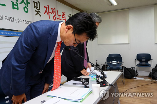 (서울=연합뉴스) 한국유치원총연합회 이덕선 비상대책위원장(왼쪽)이 24일 서울 용산구 한국유치원총연합회에서 사립유치원 비리 논란 등 현 상황에 대한 입장 발표 기자회견을 마친 뒤 사과하며 인사하고 있다.