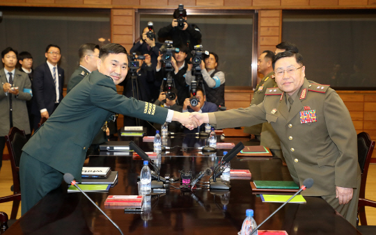 26일 오전 판문점 북측지역 통일각에서 열린 제10차 남북장성급 군사회담에서 남측 수석대표인 김도균(왼쪽) 소장이 북측 수석대표인 안익산 육군 중장과 악수하고 있다. 사진공동취재단