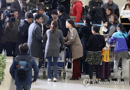 (영종도=연합뉴스) 태풍 ‘위투’로 사이판에 발이 묶였던 한국인 관광객들이 28일 오후 인천국제공항을 통해 귀국하고 있다. 2018.10.28