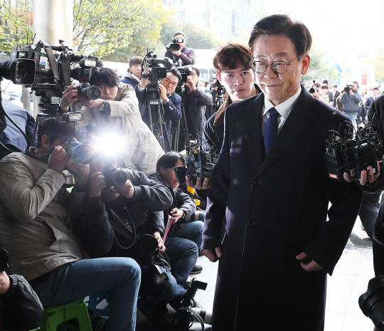이재명 경기지사가 29일 오전 ‘친형 강제 입원’ ‘여배우 스캔들’ 등 자신을 둘러싼 각종 의혹과 관련한 조사를 받기 위해 경기 성남시 분당경찰서로 들어가며 기자들의 질문을 받고 있다.  연합뉴스