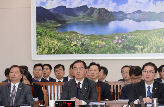 조명균(앞줄 가운데) 통일부 장관이 29일 오전 국회 외교통일위원회에서 열린 통일부 등에 대한 국정감사에서 의원들의 질의를 듣고 있다.