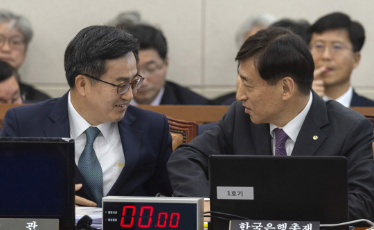 김동연(왼쪽) 부총리 겸 기획재정부 장관과 이주열 한국은행 총재가 29일 오전 국회에서 열린 기획재정위원회의 기재부 등에 대한 국정감사에 출석, 감사에 앞서 이야기를 나누고 있다.