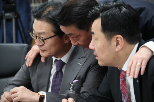 29일 정부서울청사에서 열린 금융시장 상황 점검회의에서 증권사 대표들이 회의에 앞서 대화하고 있다. 연합뉴스