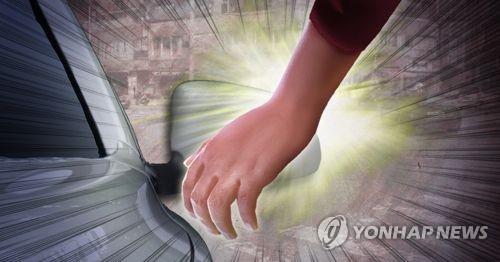 사이드미러에 손목 대는 일명 ‘손목치기’ 보험사기 (PG)