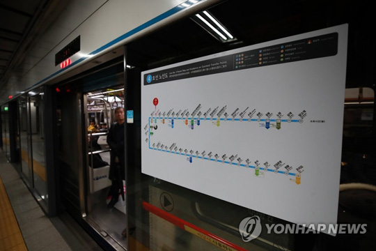 (서울=연합뉴스) 29일 오전 전력공급 차단으로 열차가 멈춰선 서울 지하철 4호선 이촌역. 승객들이 열차 출발을 기다리고 있다. 2018.10.29