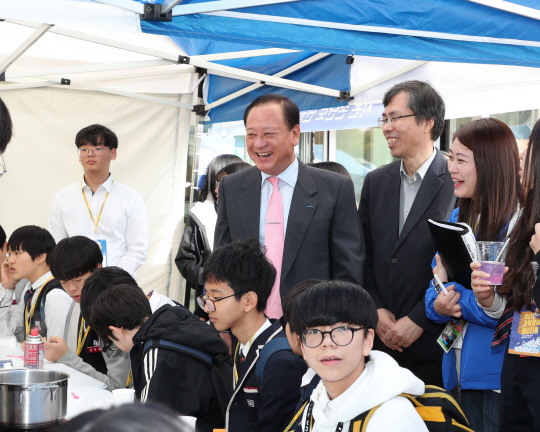 유동균(오른쪽 세번째) 마포구청장이 지난 18일 ‘청소년 과학창의페스티벌’에 참석해 청소년들을 격려하고 있다. 마포구청 제공