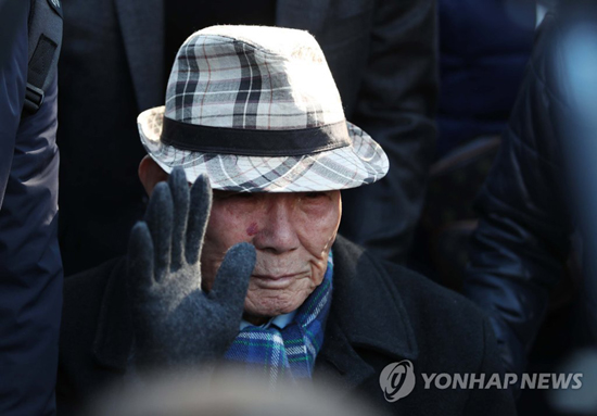 (서울=연합뉴스) 30일 오후 서울 서초구 대법원 앞에서 일제 강제징용 피해 생존자인 이춘식 할아버지가 강제징용 손해배상청구 소송 재상고심 판결을 위한 대법원 전원합의체가 열리는 대법정으로 행진하며 손을 들어 인사하고 있다. 2018.10.30