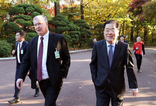 정의용(앞줄 오른쪽) 청와대 국가안보실장과 스티븐 비건(〃 왼쪽) 미국 국무부 대북정책 특별대표가 30일 청와대 정원을 산책하면서 대화하고 있다. 청와대 제공