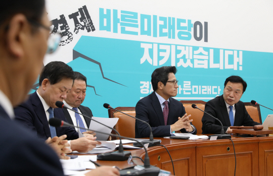 손학규(오른쪽) 바른미래당 대표가 31일 오전 국회에서 열린 최고위원회의에서 모두발언을 하고 있다.  뉴시스