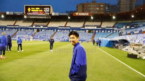 스페인 프로축구 프리메라리가 발렌시아의 이강인이 31일(한국시간) 스페인 사라고사 에스타디오 데 라 로마레다에서 열린 스페인 국왕컵(코파 델레이) 에브로와 32강 1차전 선발 출전에 앞서 몸을 풀고 있다. [발렌시아 구단 SNS 캡처=연합뉴스]