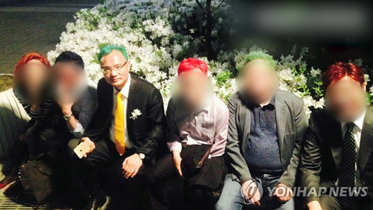 웹하드업체 위디스크 직원 워크숍에서 중년 남성 직원들에게 머리를 초록색, 빨간색 등으로 염색하도록 강요한 양진호 한국미래기술 회장 [한국탐사저널리즘센터 뉴스타파 제공 영상 캡처]