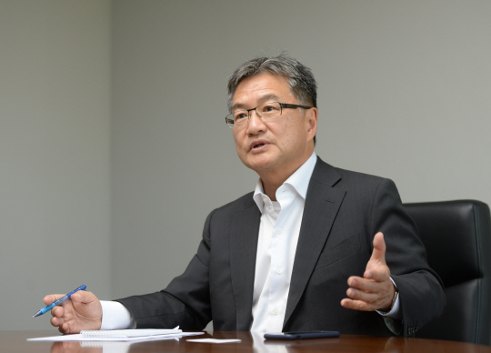 조지프 윤 미 국무부 전 대북정책 특별대표가 지난 10월 24일 서울 중구 새문안로 문화일보 편집국에서 가진 인터뷰에서 “북한과의 비핵화 협상을 통해 평화와 공존의 결과물을 내올 수 있어야 한다”고 강조하고 있다.  김선규 기자 ufokim@