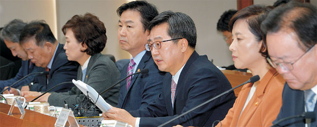 김동연(오른쪽 세 번째) 부총리 겸 기획재정부 장관이 1일 서울 영등포구 은행로 한국수출입은행에서 열린 혁신성장관계장관회의에서 모두발언을 하고 있다.