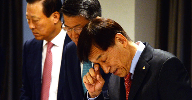 이주열 한국은행 총재가 2일 오전 서울 중구 한은 본관에서 11개월 만에 열린 금융협의회에서 참석자들과 기념촬영을 한 후 자리에 앉으며 눈을 만지고 있다.