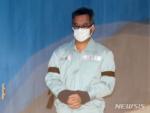 【서울=뉴시스】드루킹 김 모씨가 1일 오전 서울 서초구 서울중앙지법에서 열린 정치자금법 위반 1차 공판에 출석하고 있다. 2018.11.01.