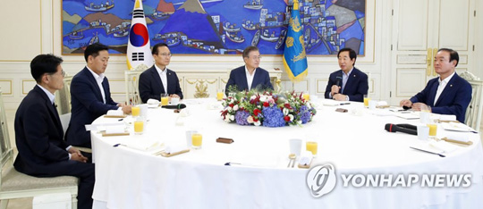 (서울=연합뉴스)  자유한국당 김성태 원내대표가 16일 낮 청와대에서 열린 여야 5당 원내대표 초청 오찬에서 발언하고 있다. 왼쪽부터 정의당 윤소하 원내대표 직무대행, 바른미래당 김관영, 더불어민주당 홍영표 원내대표, 문재인 대통령, 자유한국당 김성태, 민주평화당 장병완 원내대표. 2018.8.16