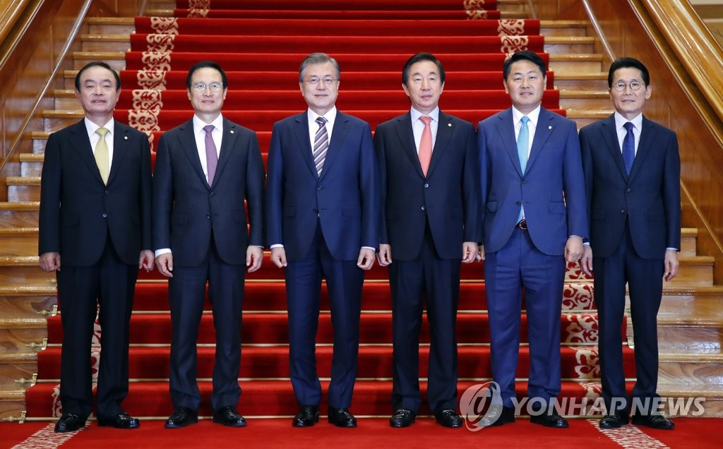 문재인 대통령이 5일 청와대에서 여야 5당 원내대표들과 여야정 상설협의체 첫 회의에 앞서 기념촬영을 하고 있다.왼쪽부터 민주평화당 장병완 원내대표, 더불어민주당 홍영표 원내대표, 문 대통령, 자유한국당 김성태 원내대표, 바른미래당 김관영 원내대표, 정의당 윤소하 원내대표.