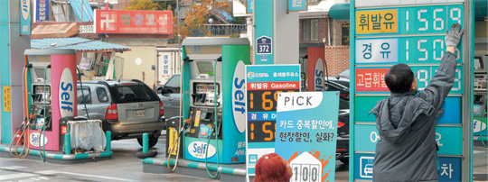 6일 0시를 기해 유류세가 15% 인하되면서 이날 오전 서울 서대문구의 한 직영주유소 직원들이 가격표를 교체하고 있다.