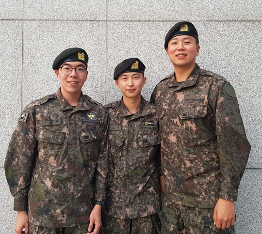 7일 서울 용산 국방부 영내 육군회관에서 열린 정책건의를 하는 병사토론회에 발표자로 참석한 이길현(왼쪽부터) 상병, 박지민 병장, 안정근 일병.   육군본부 제공