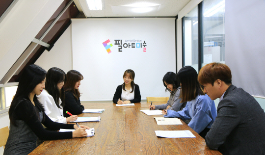 이혜진(가운데) 필아트에듀·㈜오늘 대표가 경기 의정부시 신흥로에 자리한 본사에서 직원들과 회원사에 대한 교육서비스 방안을 논의하고 있다. 이 대표는 “회원사들과 아동 후원의 가치에 관해 토론하는 게 즐겁고 기쁘다”고 말했다. 이혜진 대표 제공