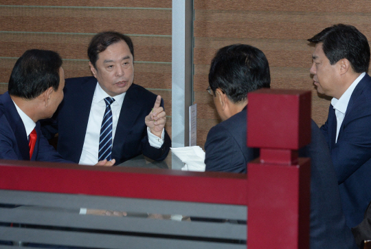김병준(왼쪽 두 번째) 자유한국당 비상대책위원장이 8일 오전 국회 의원회관에서 당 소속 재선의원들과 만나 대화하고 있다.