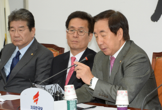 김성태(오른쪽) 자유한국당 원내대표가 9일 오전 국회에서 열린 원내대책회의에서 모두발언을 하고 있다.