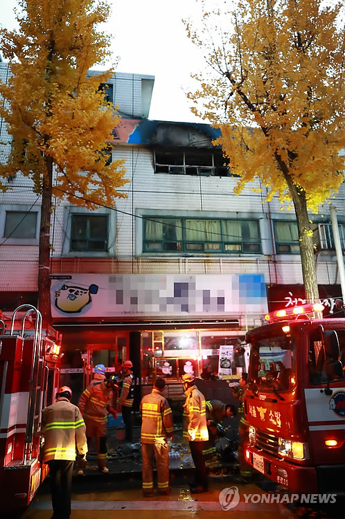 (서울=연합뉴스) 9일 오전 화재가 발생한 서울 종로구 관수동의 한 고시원에서 소방 관계자들이 사고 수습을 하고 있다.