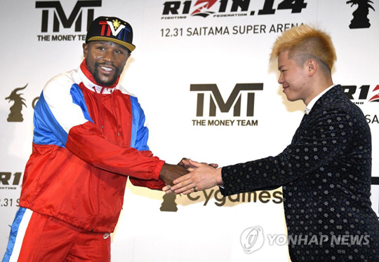 (도쿄 AP/교도=연합뉴스) 무패 복서 플로이드 메이웨더 주니어(왼쪽)가 5일(현지시간) 일본 도쿄에서 열린 기자회견에서 일본의 킥복싱 스타 나스카와 텐신(오른쪽)과 악수를 하고 있다. 이날 메이웨더는 오는 12월 31일 도쿄 북부 사이타마에서 종합 격투기 단체인 라이진 파이팅 페더레이션이 주관하는 시합을 통해 나스카와와 대결한다고 밝혔다.