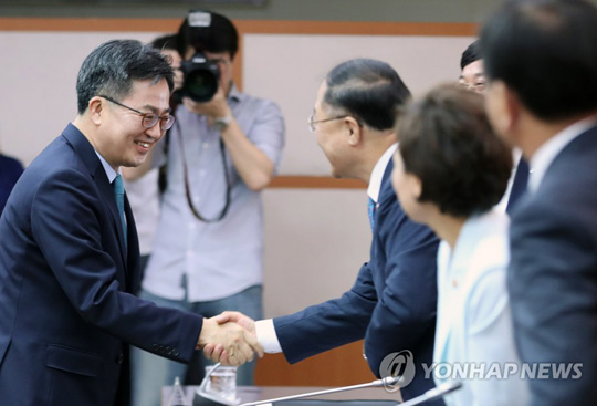 (서울=연합뉴스) 김동연 경제부총리 겸 기획재정부 장관이 29일 오전 서울 종로구 정부서울청사에서 열린 산업경쟁력 강화 관계장관회의에 참석해 홍남기 국무조정실장과 악수하고 있다. 2018.5.29