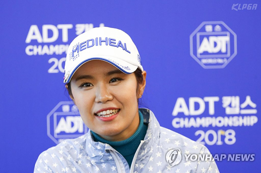 (서울=연합뉴스) 9일 경기도 여주 페럼클럽에서 열린 ‘ADT캡스 챔피언십 2018’ 1라운드를 마친 최혜용이 인터뷰하고 있다. [KLPGA 제공]