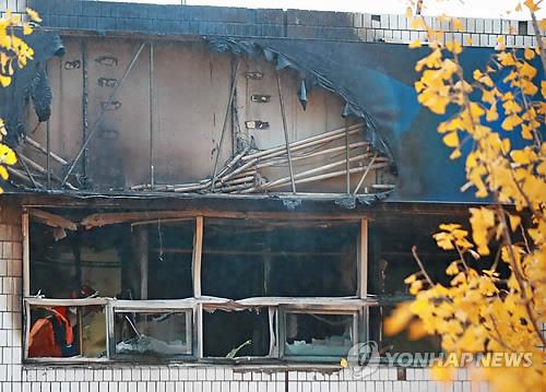 (서울=연합뉴스) 9일 오전 화재가 발생한 서울 종로구 관수동의 한 고시원에서 소방 관계자들이 사고 수습을 하고 있다.