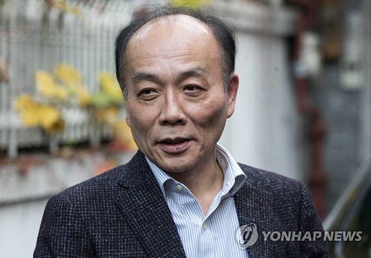 (서울=연합뉴스) 자유한국당 조강특위 위원에서 해촉된 전원책 변호사가 9일 오후 서울 마포구 동교동 자택 앞에서 취재진 질문에 답하고 있다.