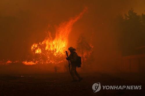 소방관들이 손 쓰기 어려운 수준의 캘리포니아 대형 산불