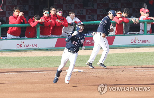 (인천=연합뉴스) 10일 오후 인천 SK행복드림구장에서 열린 2018 프로야구 한국시리즈 두산 베어스와 SK 와이번스의 5차전 경기 3회초 1사 두산 정진호가 솔로 홈런을 친 뒤 기뻐하고 있다.
